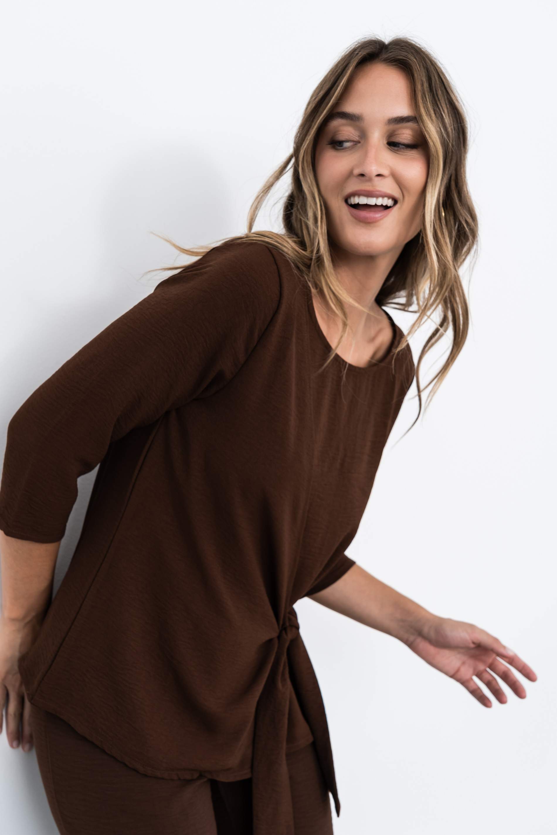 BLUSA EFECTO CRUZADO MANGA FRANCESA MARRÓN