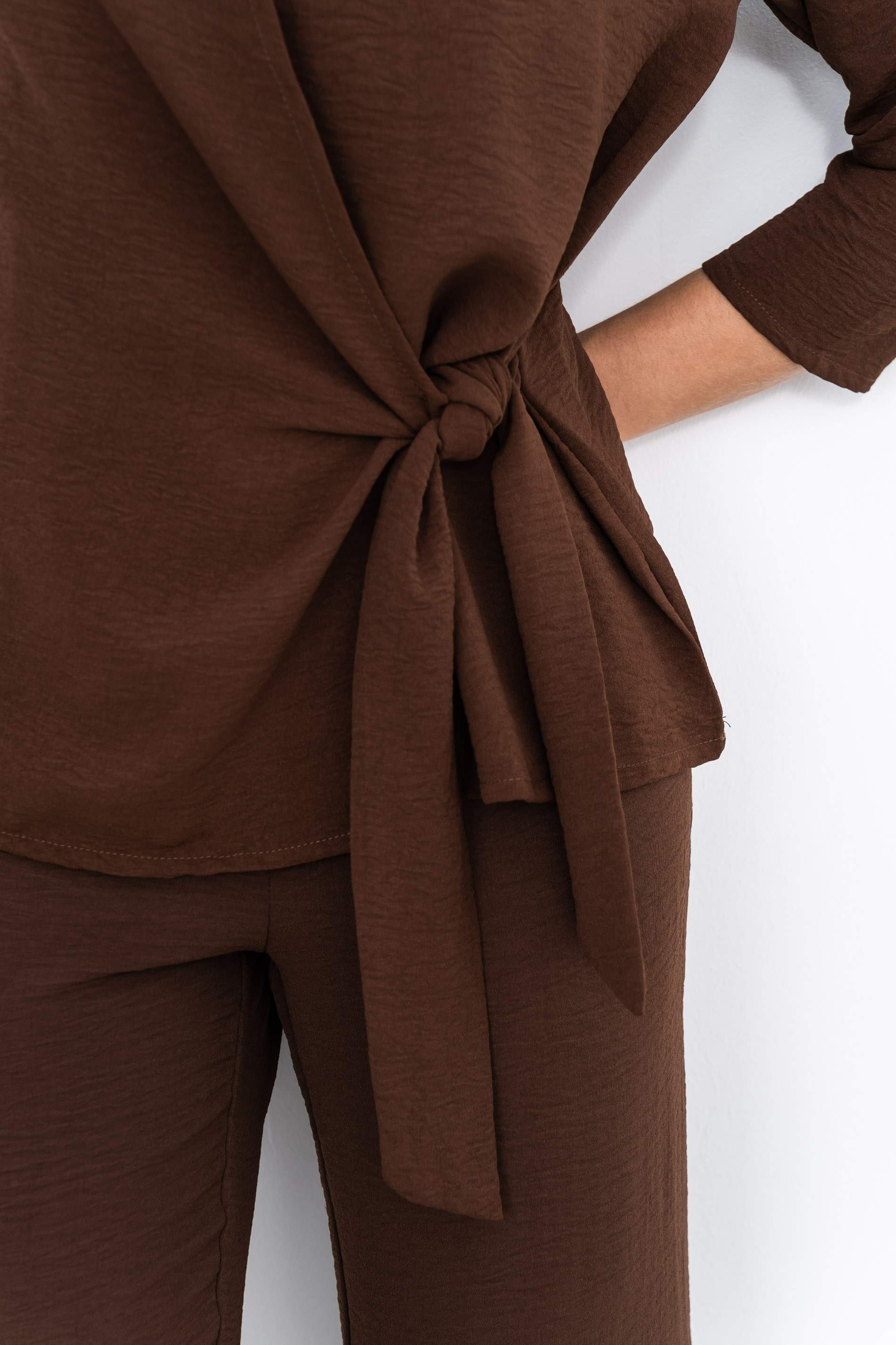 BLUSA EFECTO CRUZADO MANGA FRANCESA MARRÓN