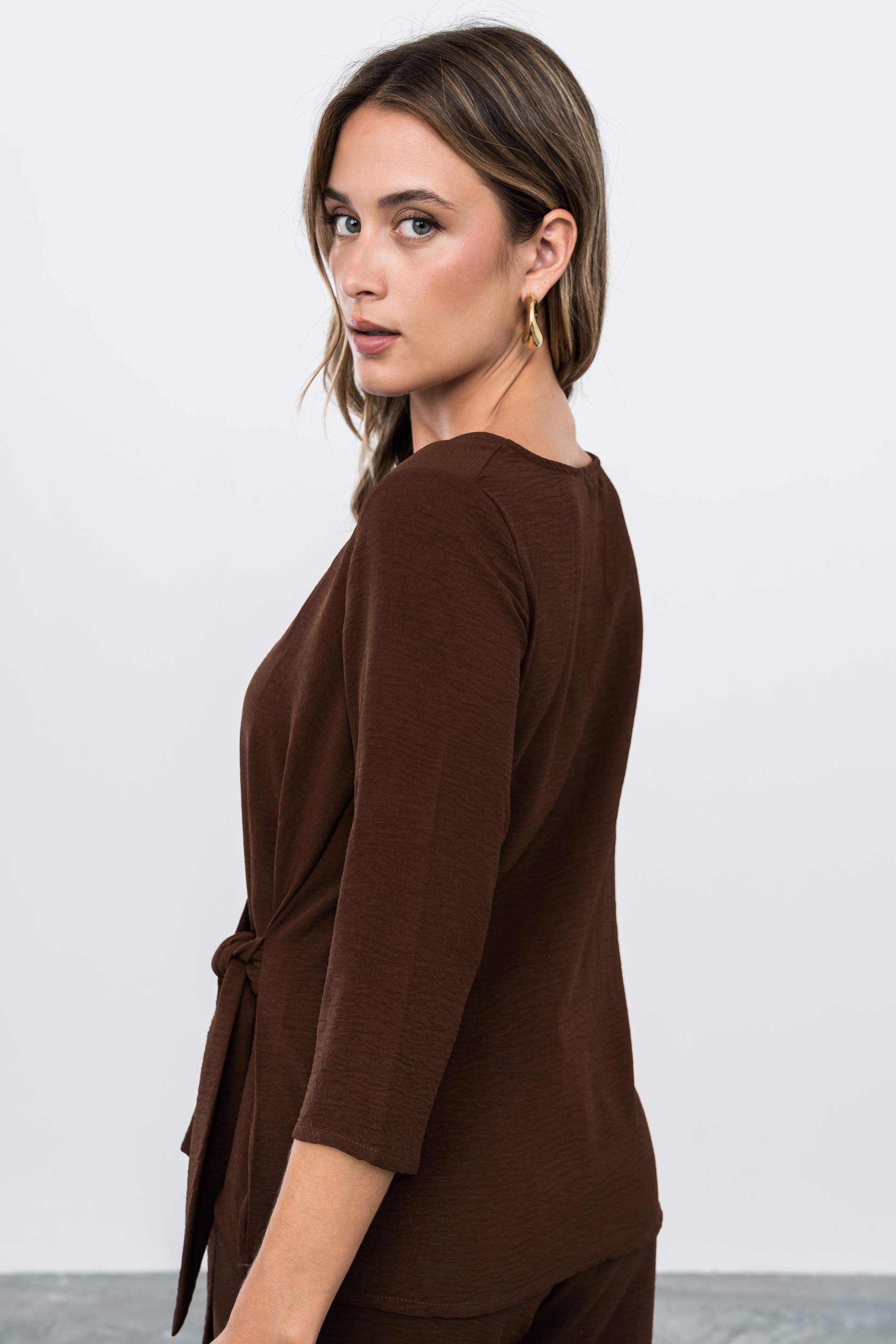 BLUSA EFECTO CRUZADO MANGA FRANCESA MARRÓN