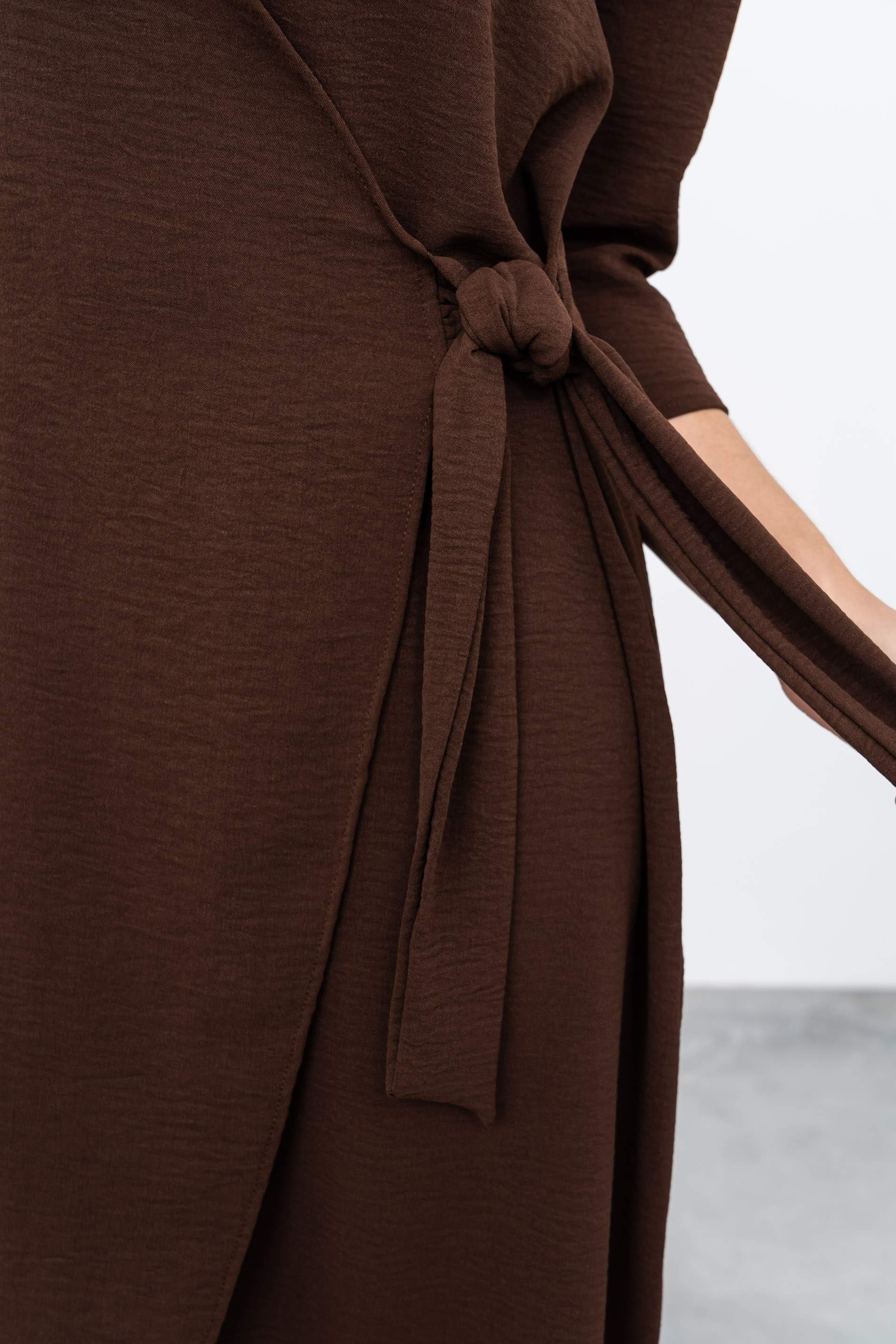 VESTIDO EFECTO CRUZADO MARRÓN