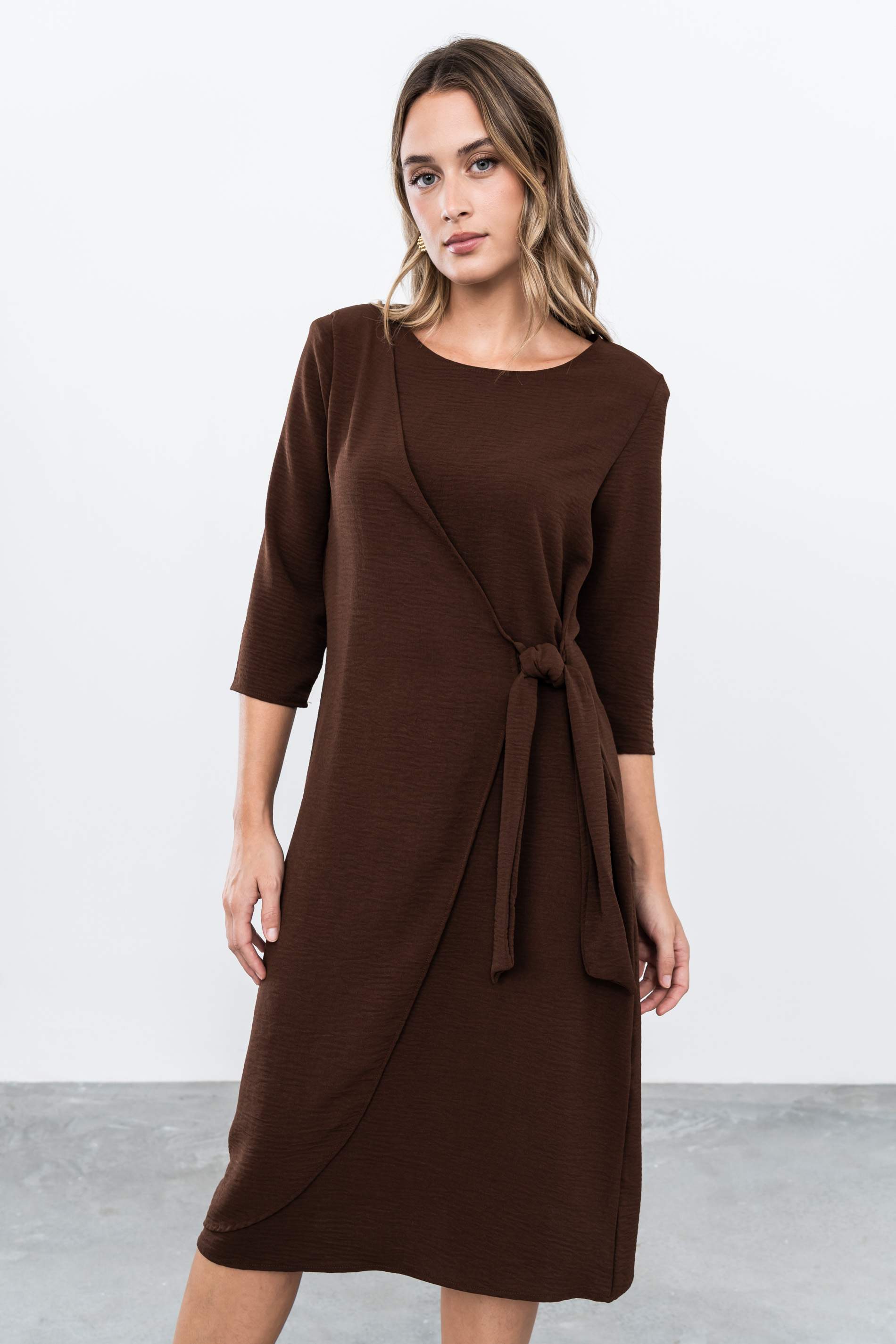 VESTIDO EFECTO CRUZADO MARRÓN