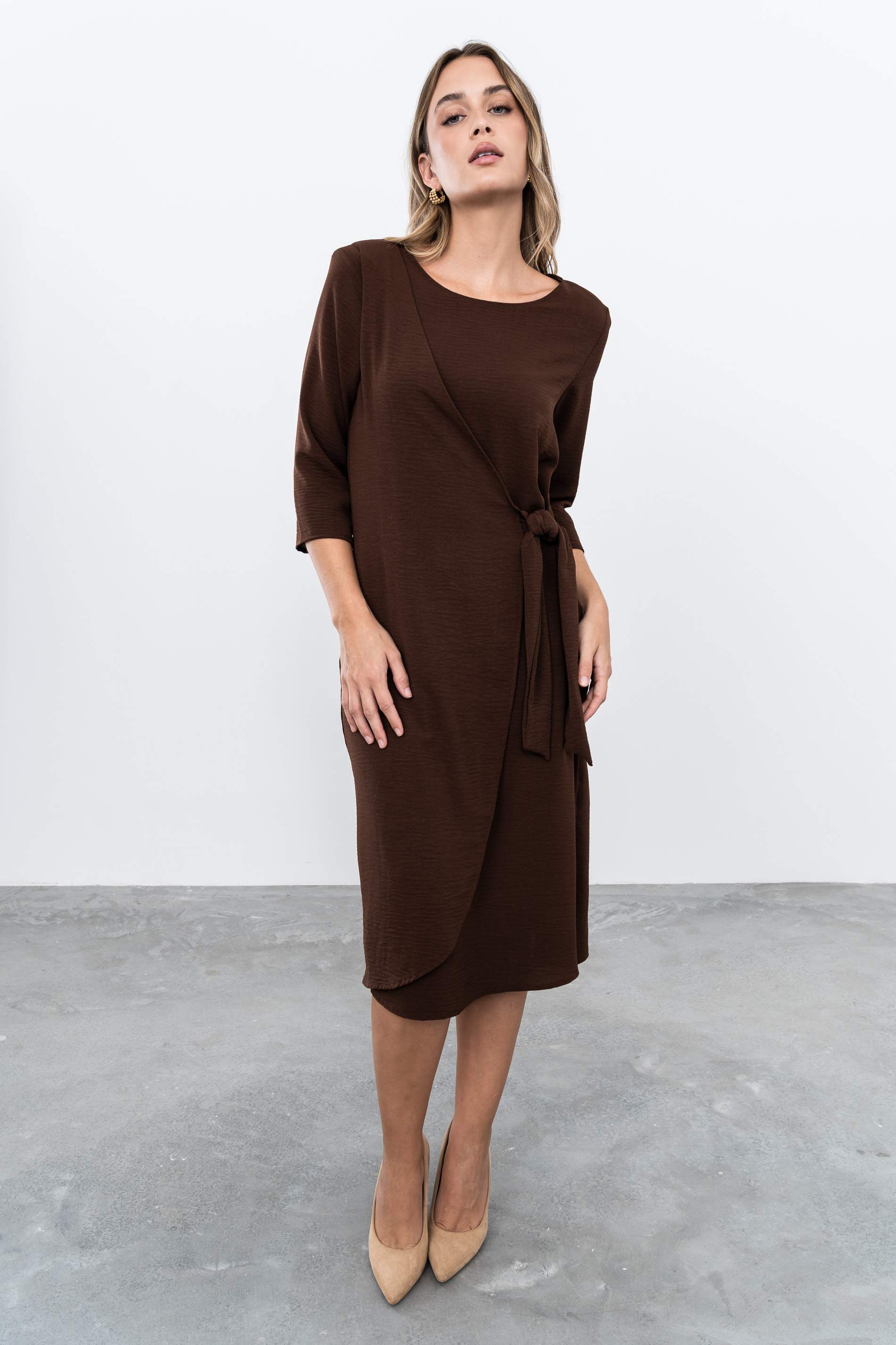 VESTIDO EFECTO CRUZADO MARRÓN