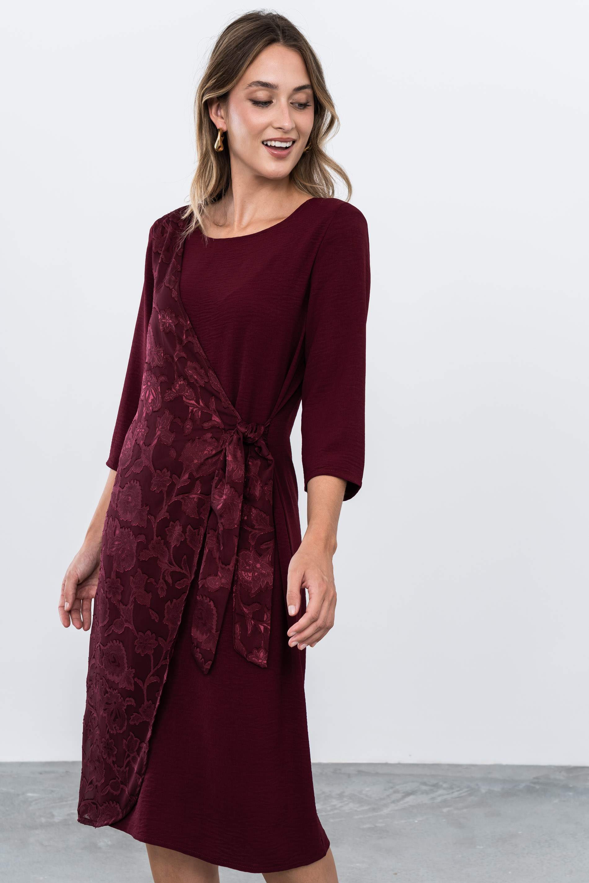 VESTIDO SOBRECAPA JACQUARD BURDEOS