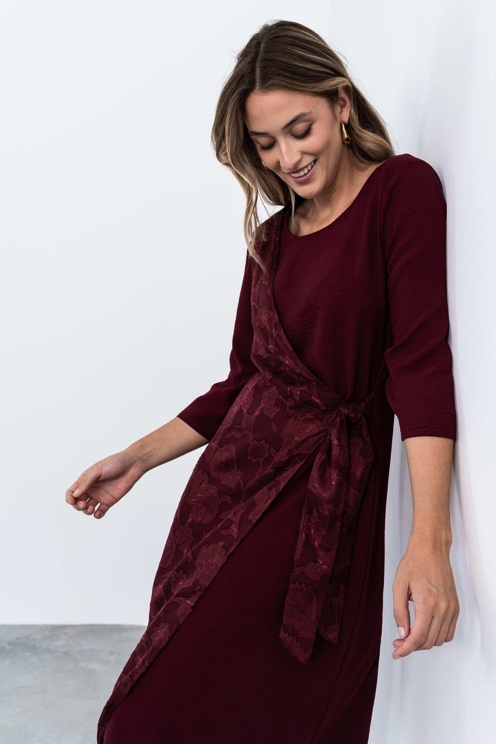 VESTIDO SOBRECAPA JACQUARD BURDEOS