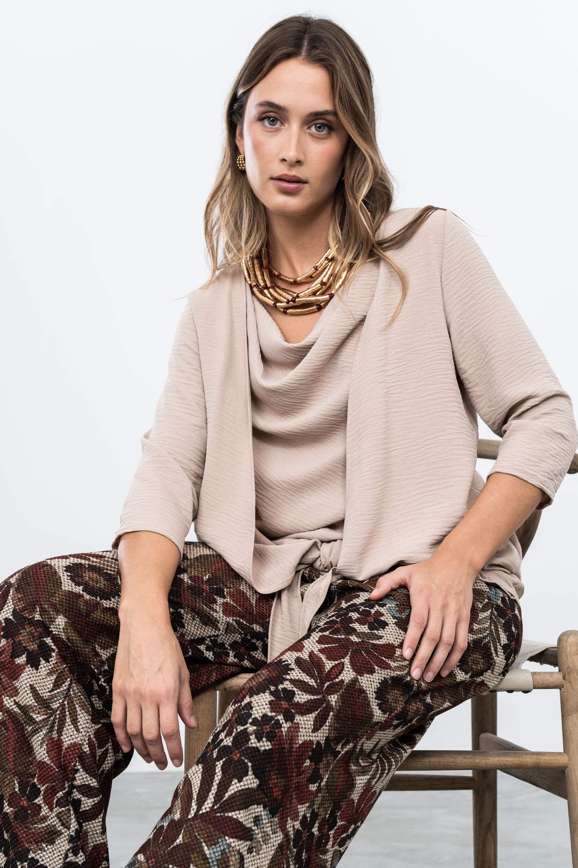 BLUSA DOBLE CAPA NUDO ARENA