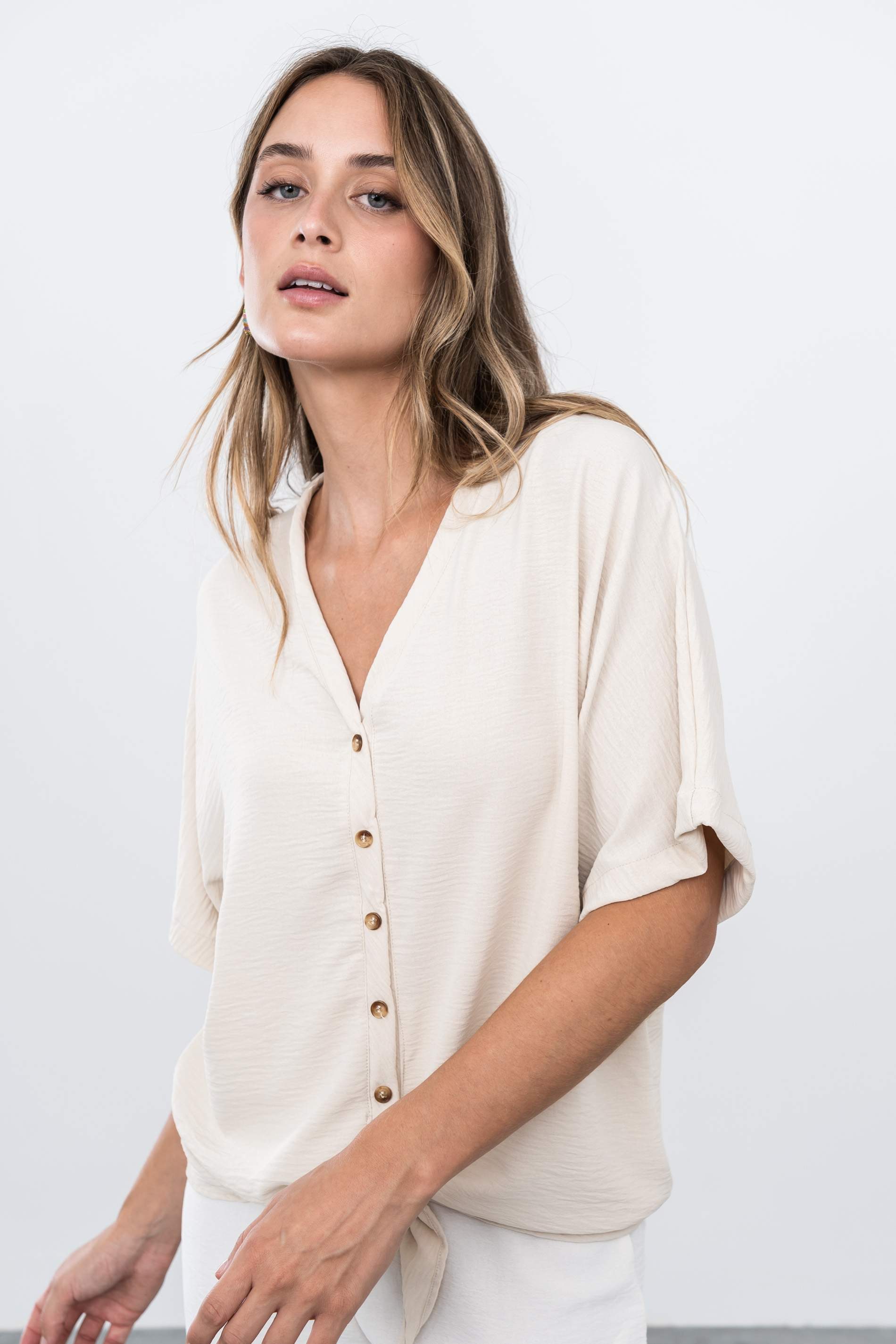 BLUSA BOTONES NUDO BEIGE