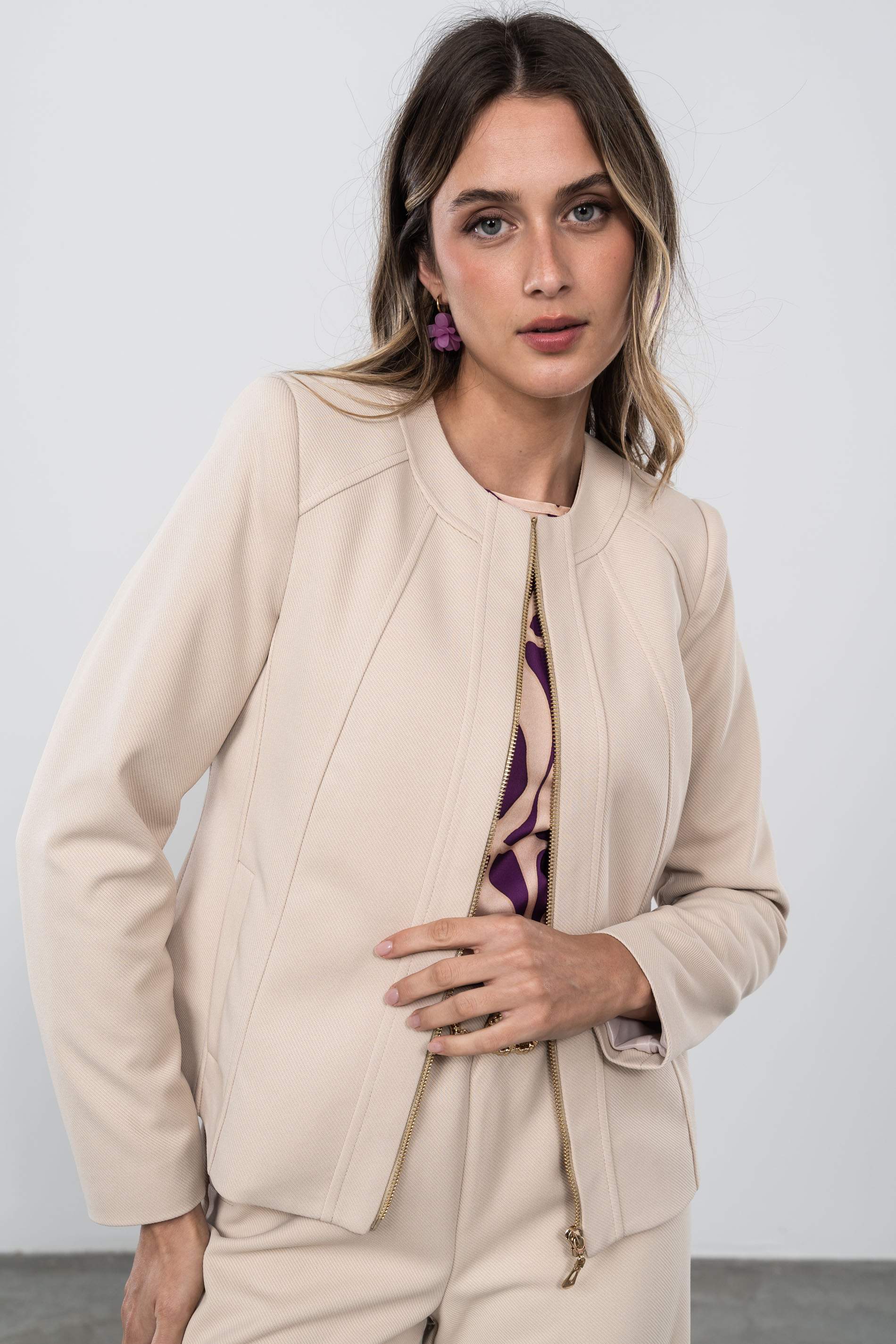 CHAQUETA CORTE CREMALLERA BEIGE