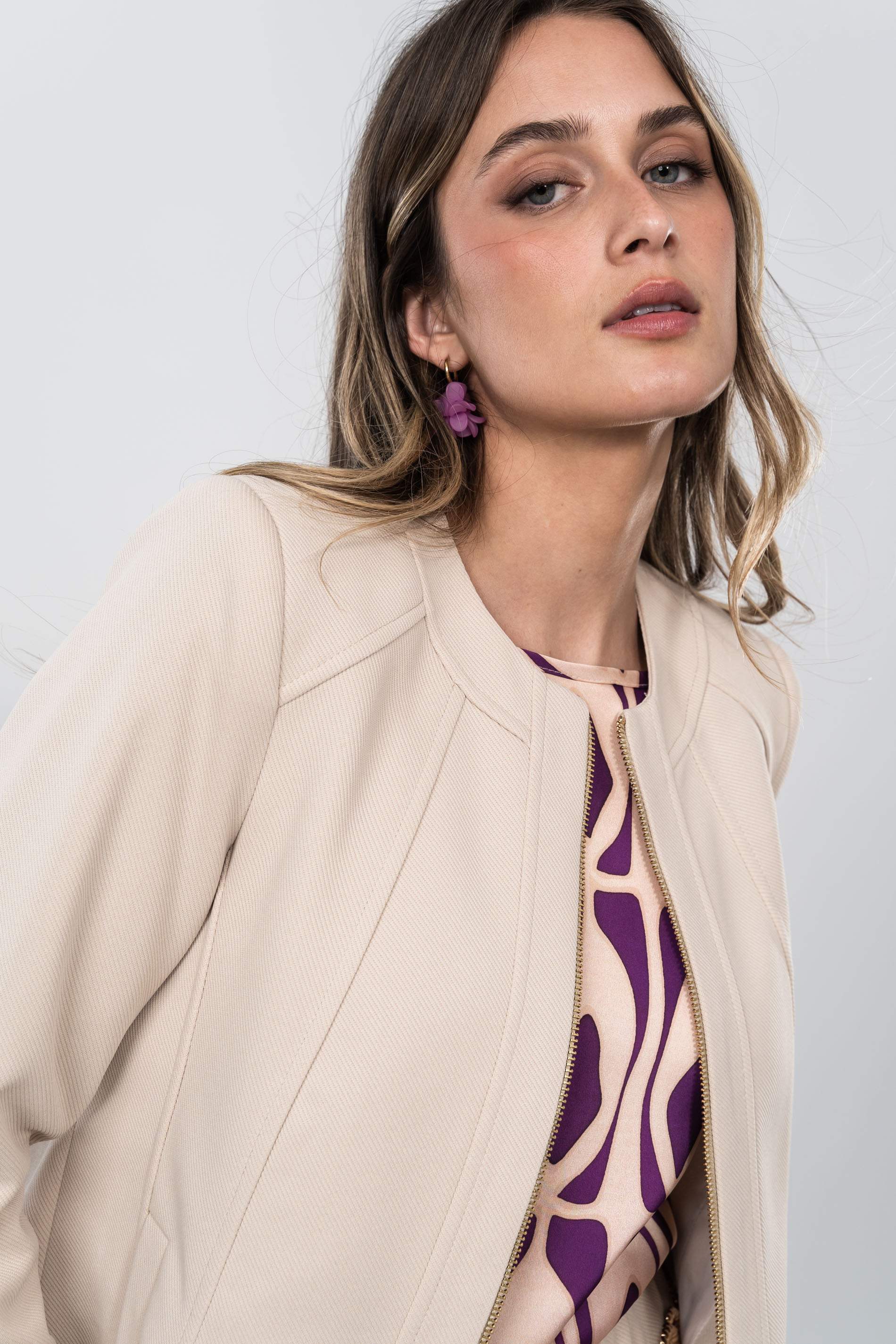 CHAQUETA CORTE CREMALLERA BEIGE