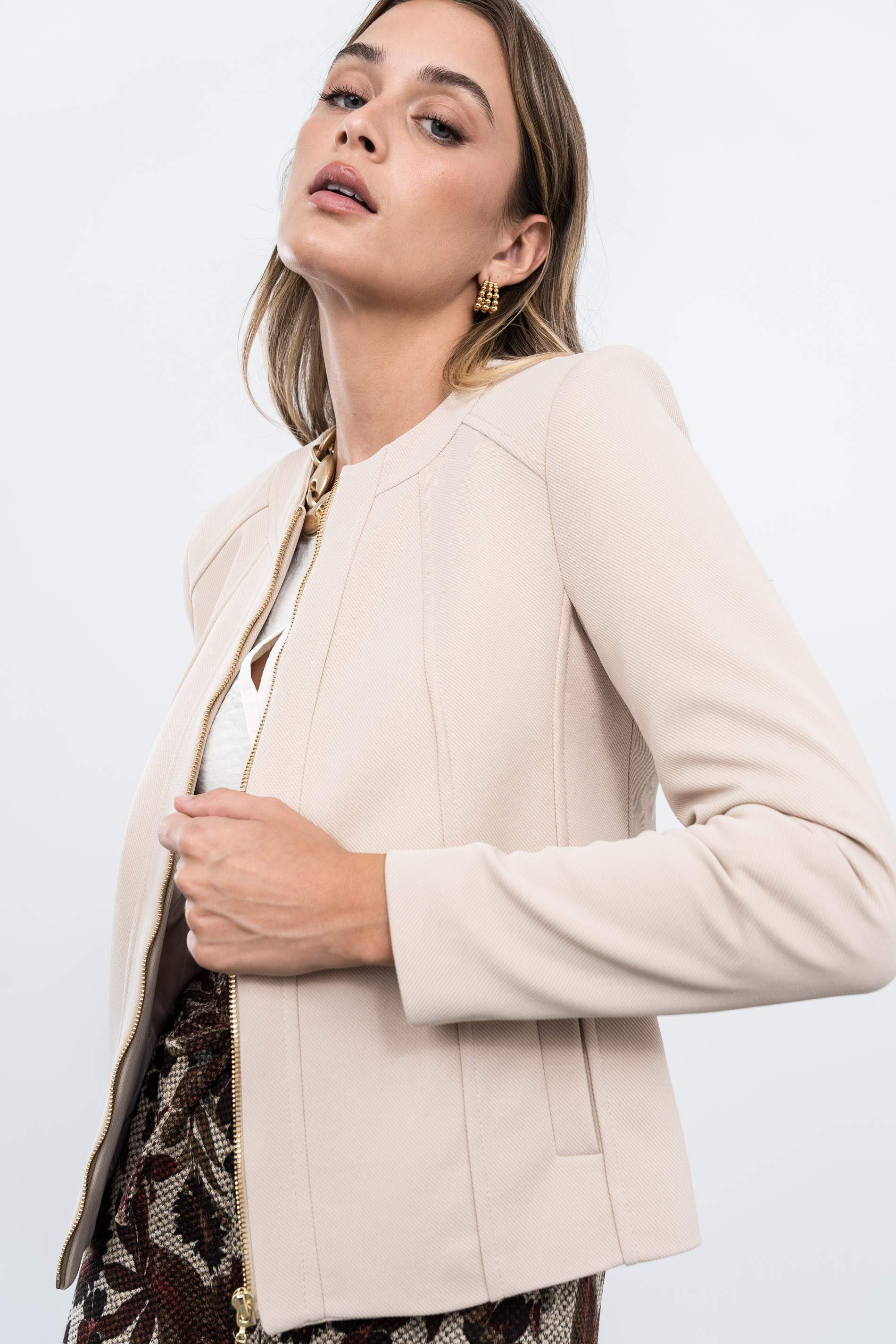 CHAQUETA CORTE CREMALLERA BEIGE