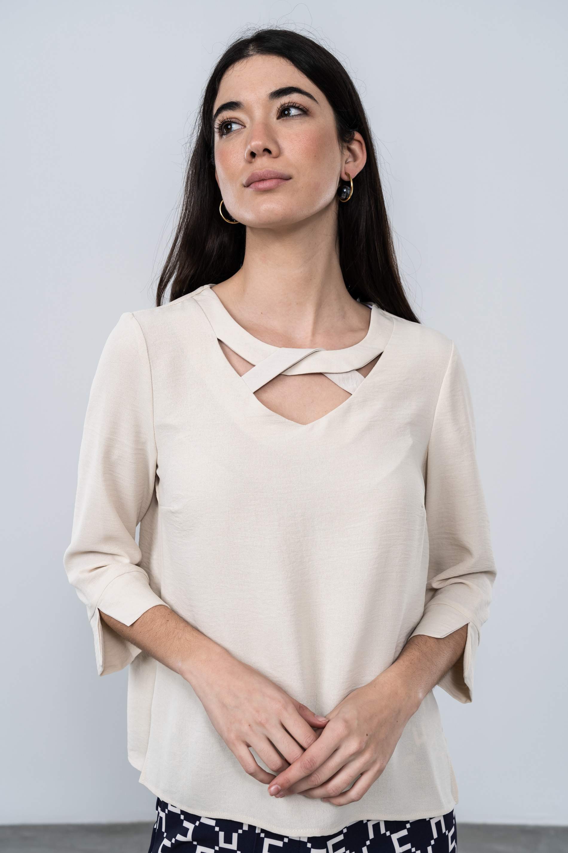 BLUSA CRUCETA CUELLO BEIGE