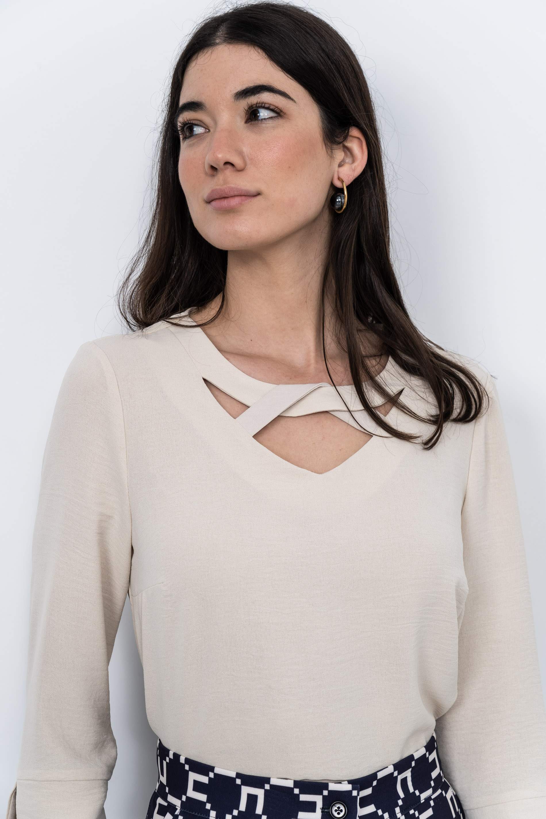 BLUSA CRUCETA CUELLO BEIGE