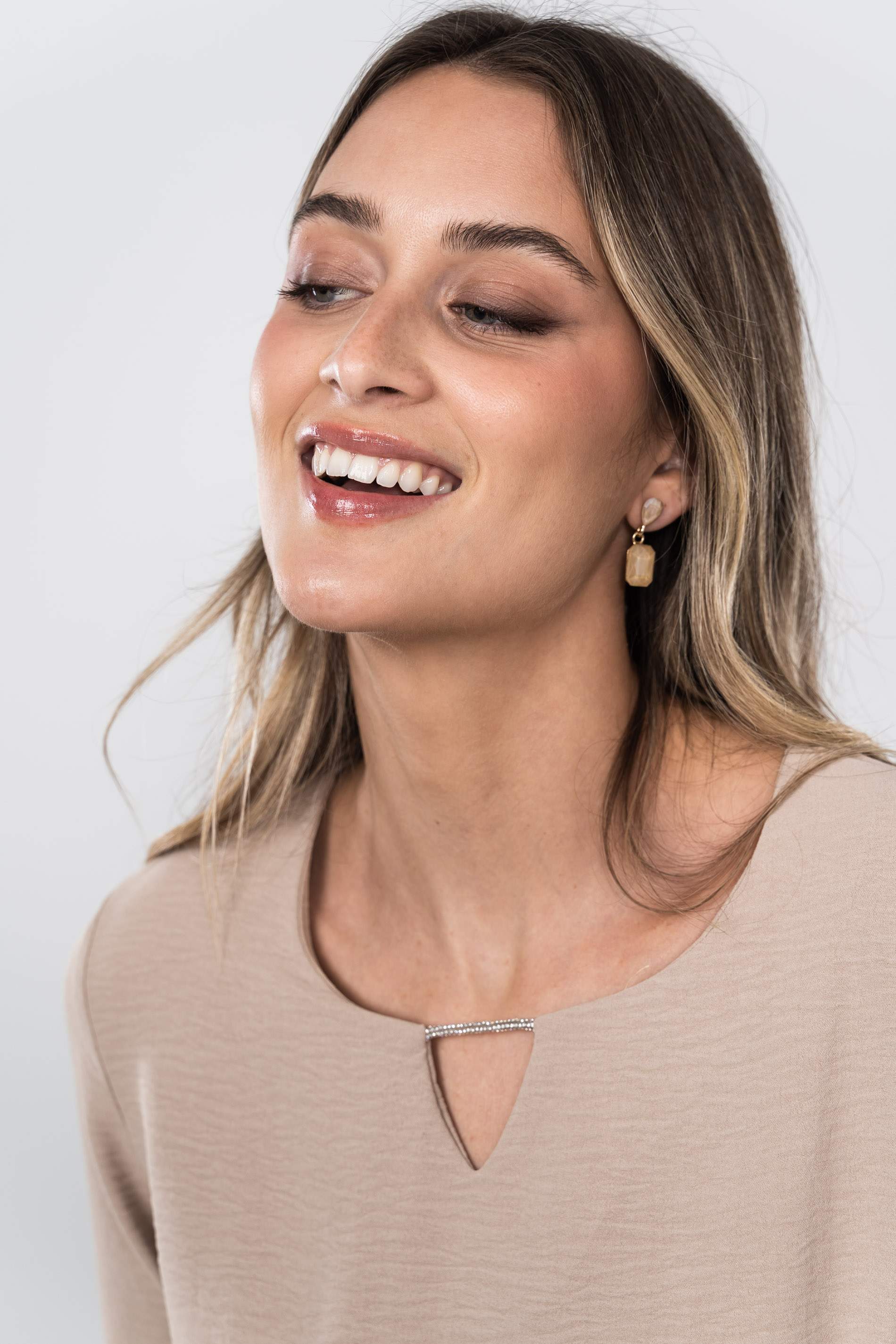 BLUSA DETALLE BRILLO BEIGE