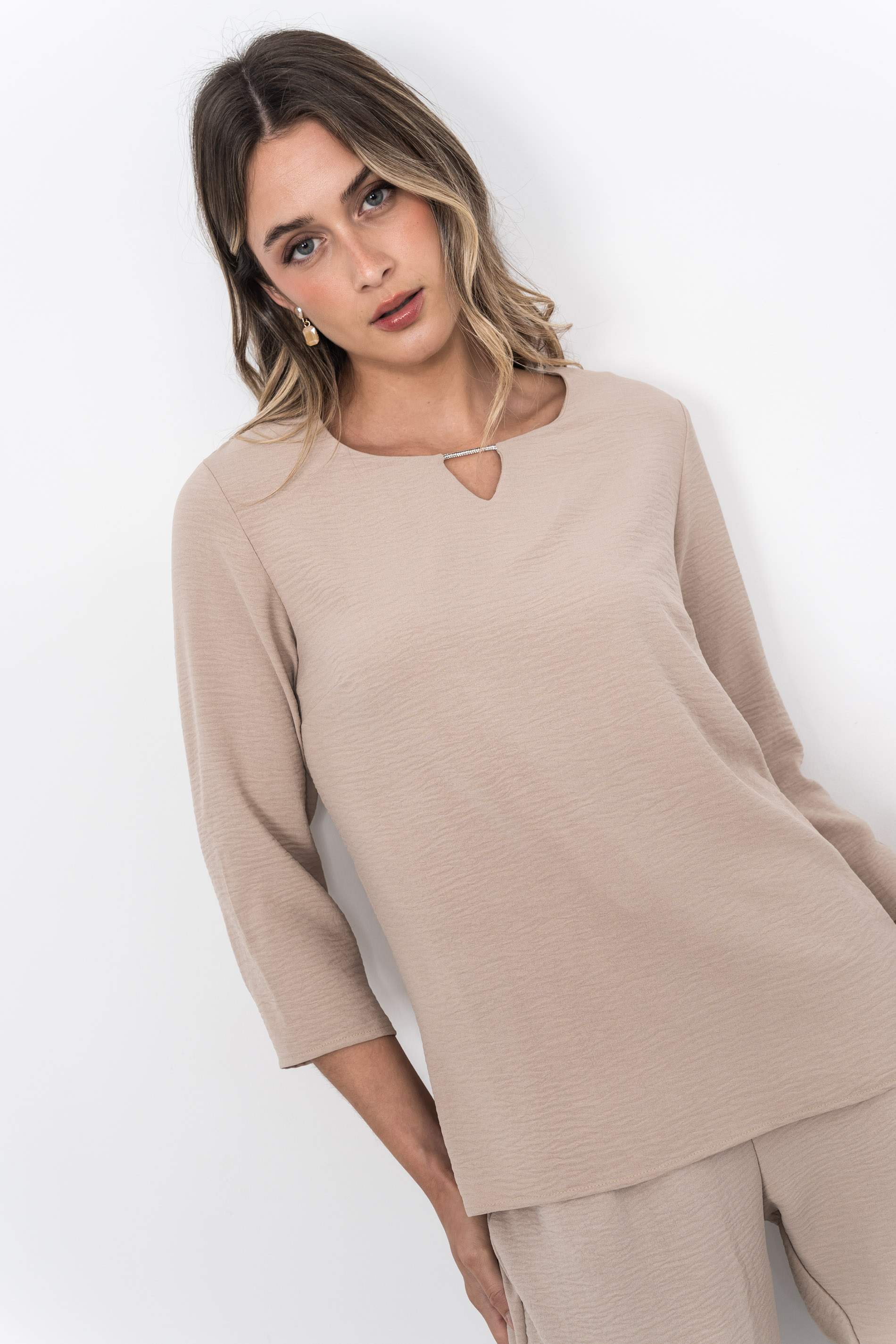 BLUSA DETALLE BRILLO BEIGE
