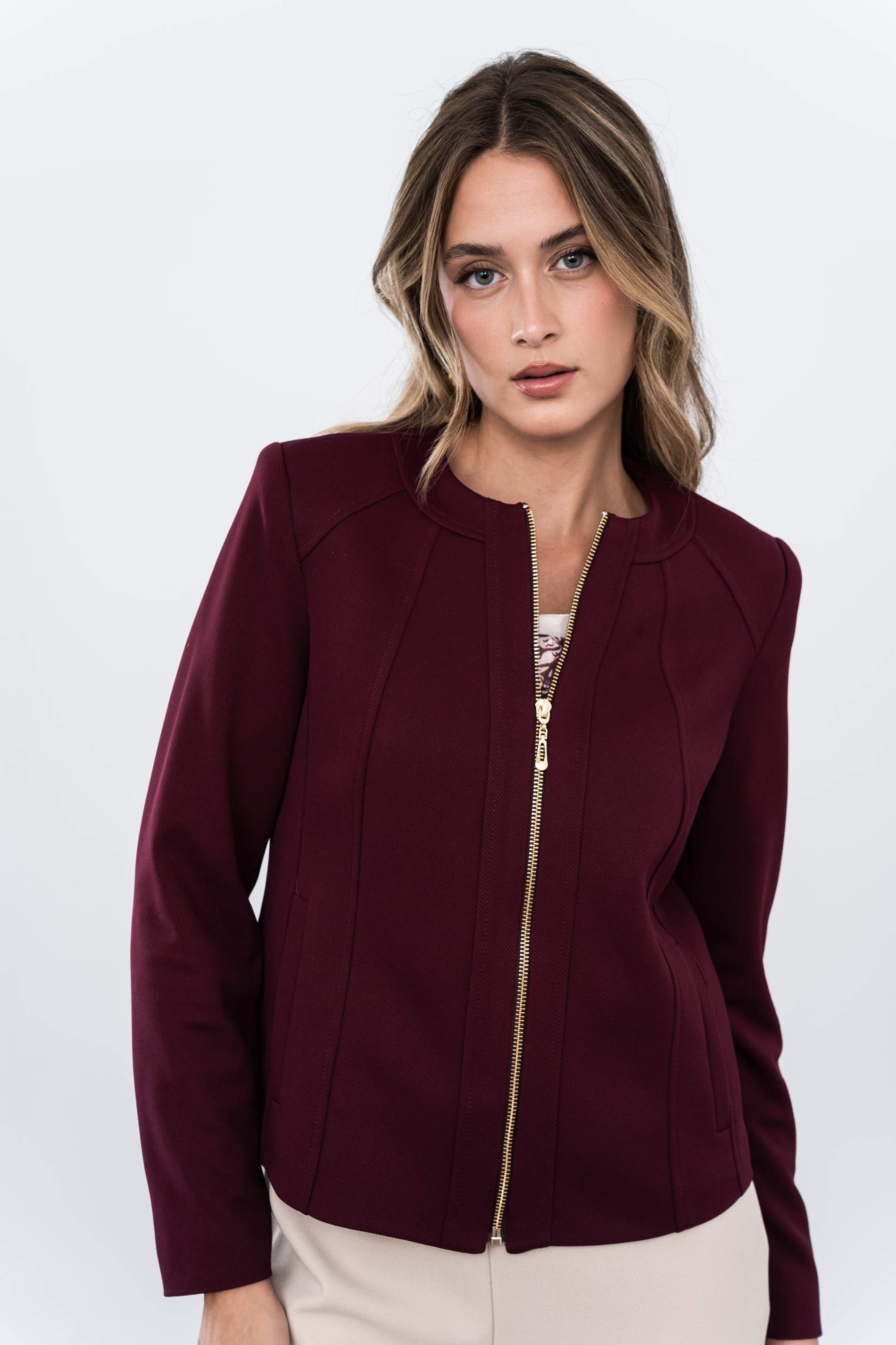 CHAQUETA CORTES CREMALLERA GRANATE