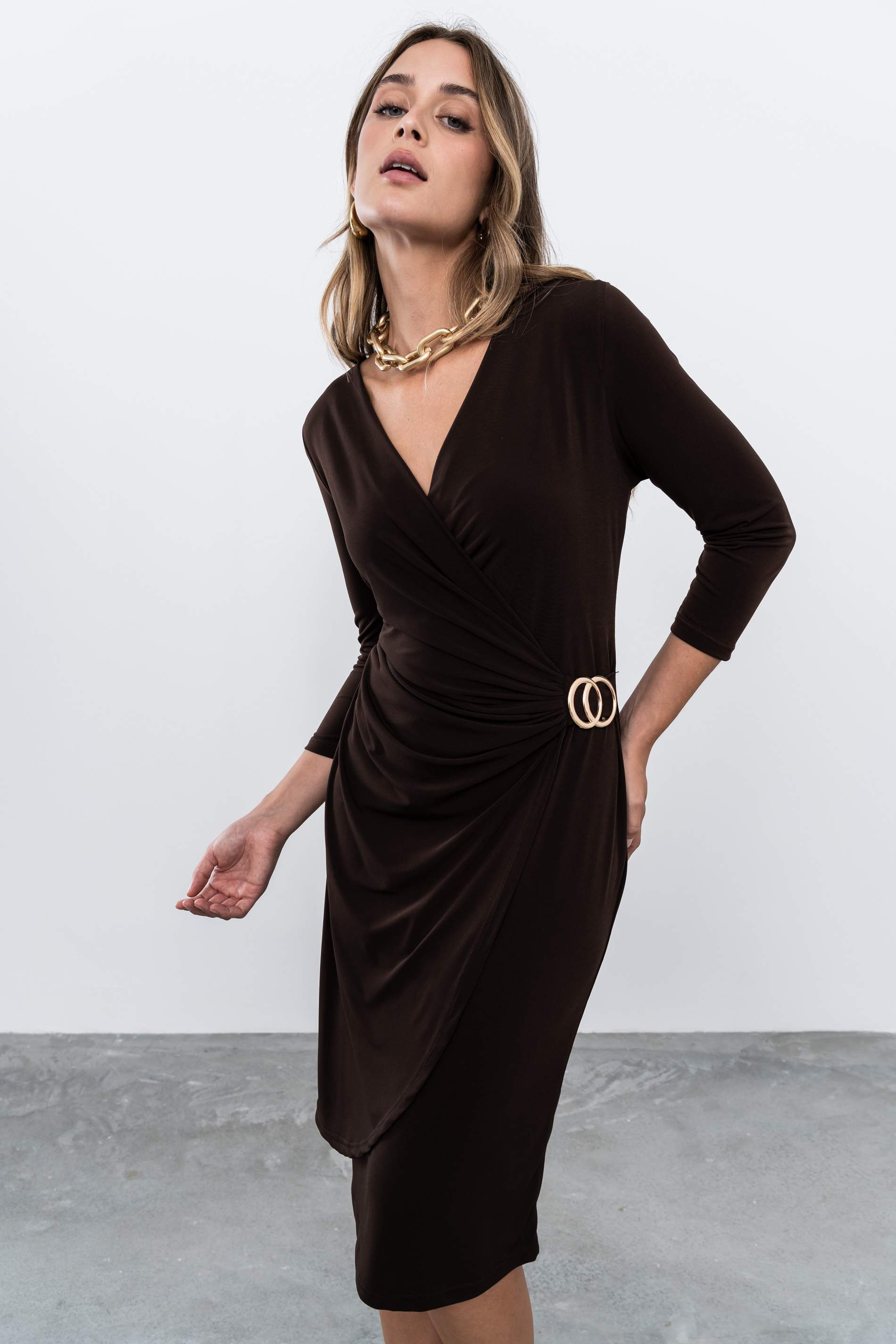 VESTIDO RECOGIDO HEBILLA CHOCOLATE