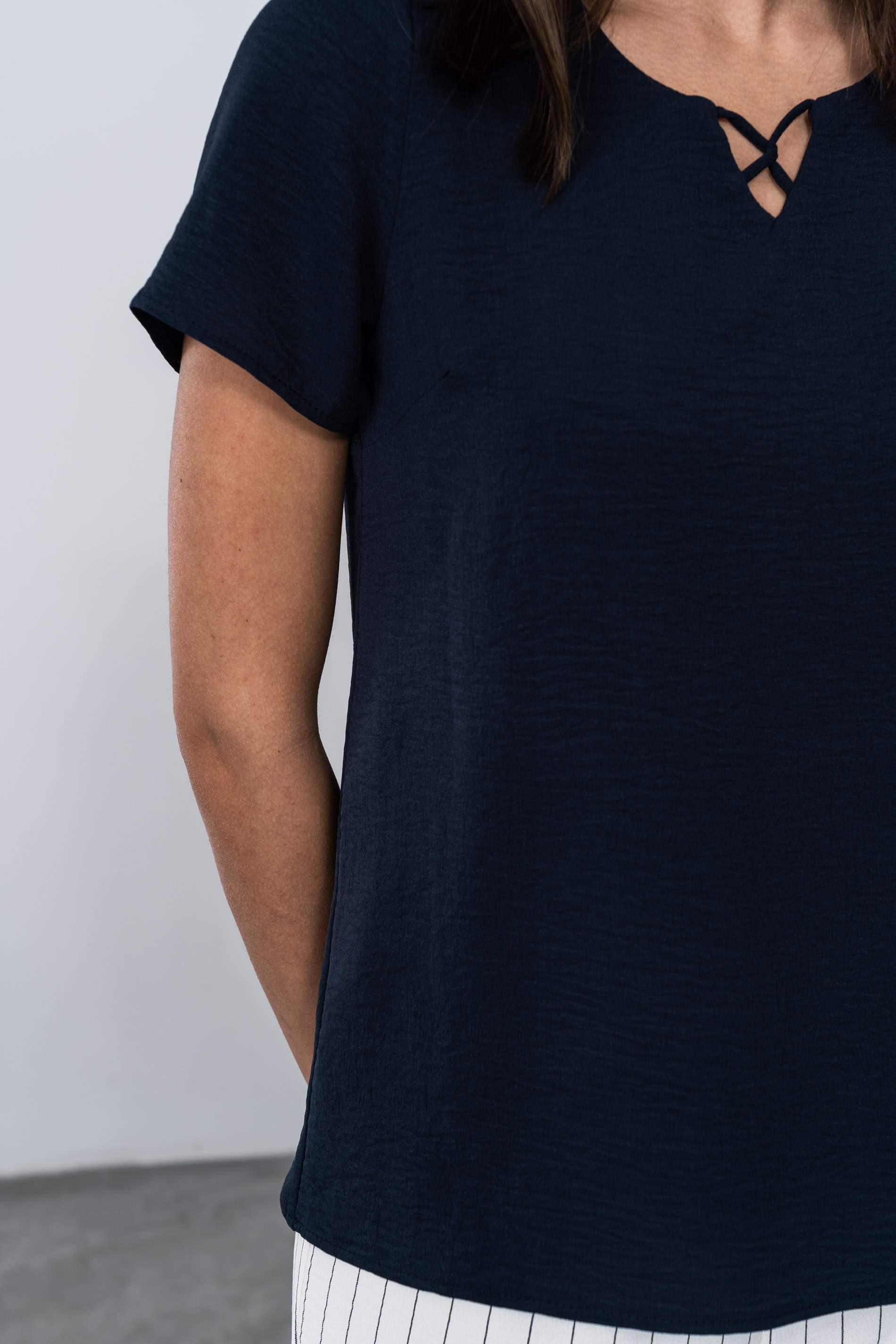 BLUSA DETALLE CRUZADO MARINO