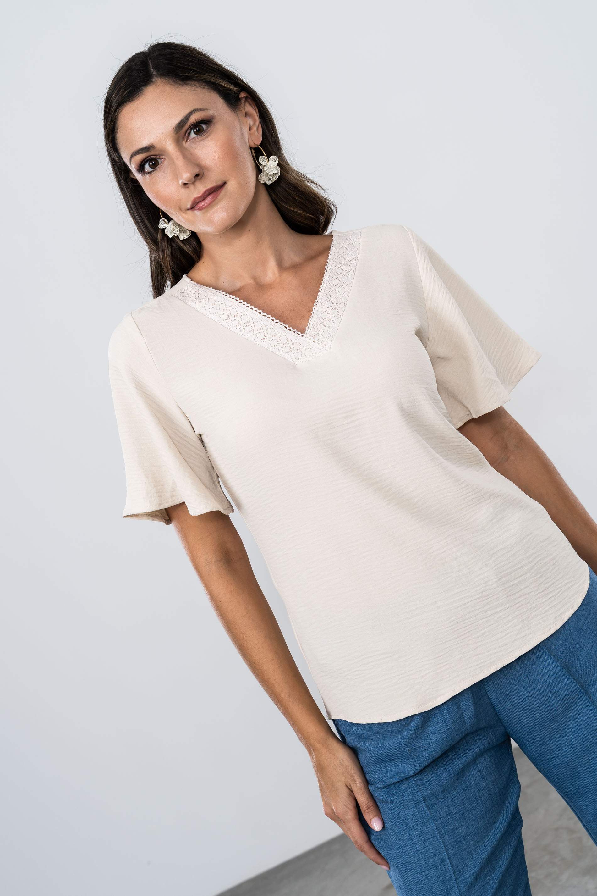 BLUSA CUELLO PICO PUNTILLAS BEIGE