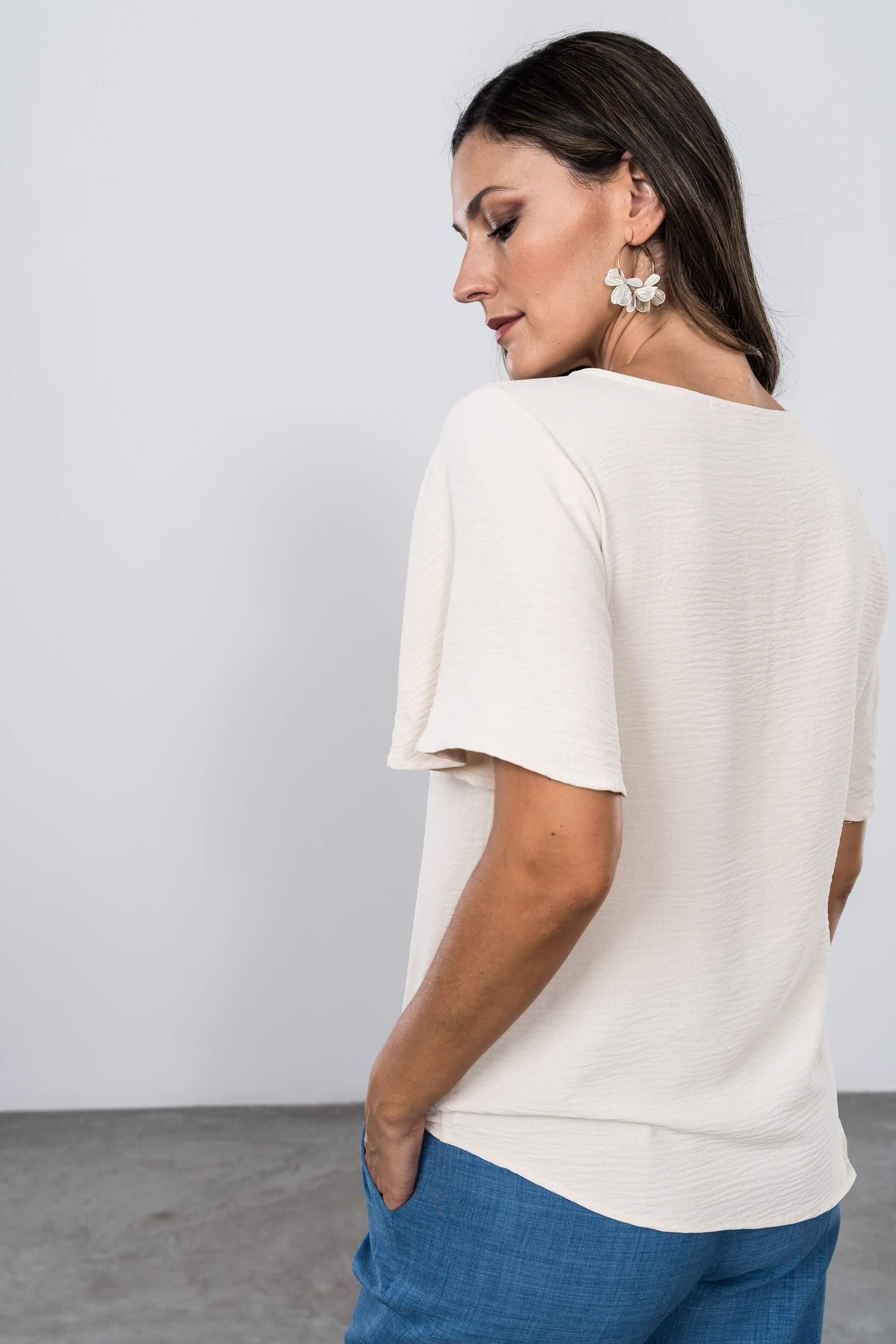 BLUSA CUELLO PICO PUNTILLAS BEIGE