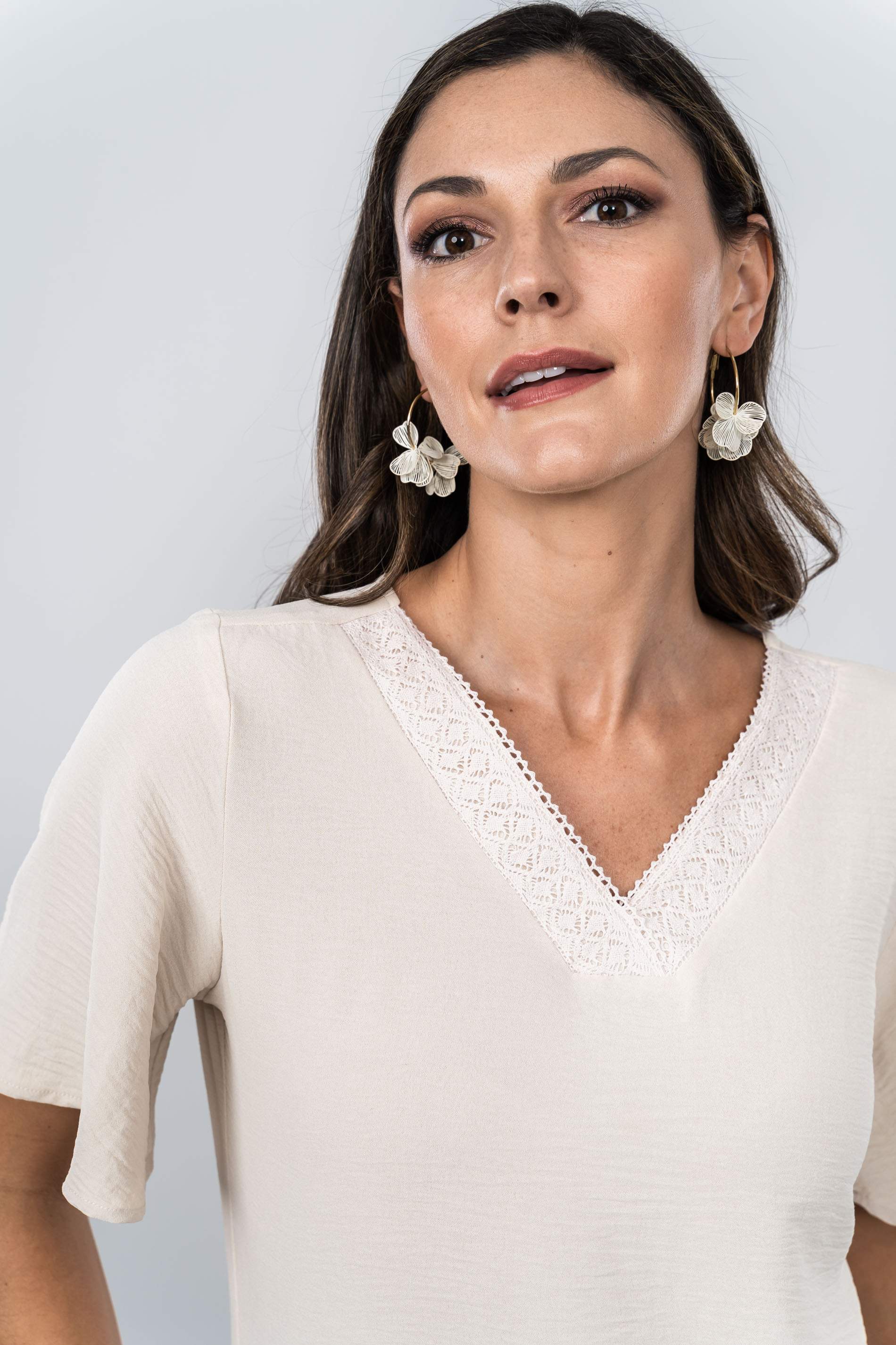 BLUSA CUELLO PICO PUNTILLAS BEIGE