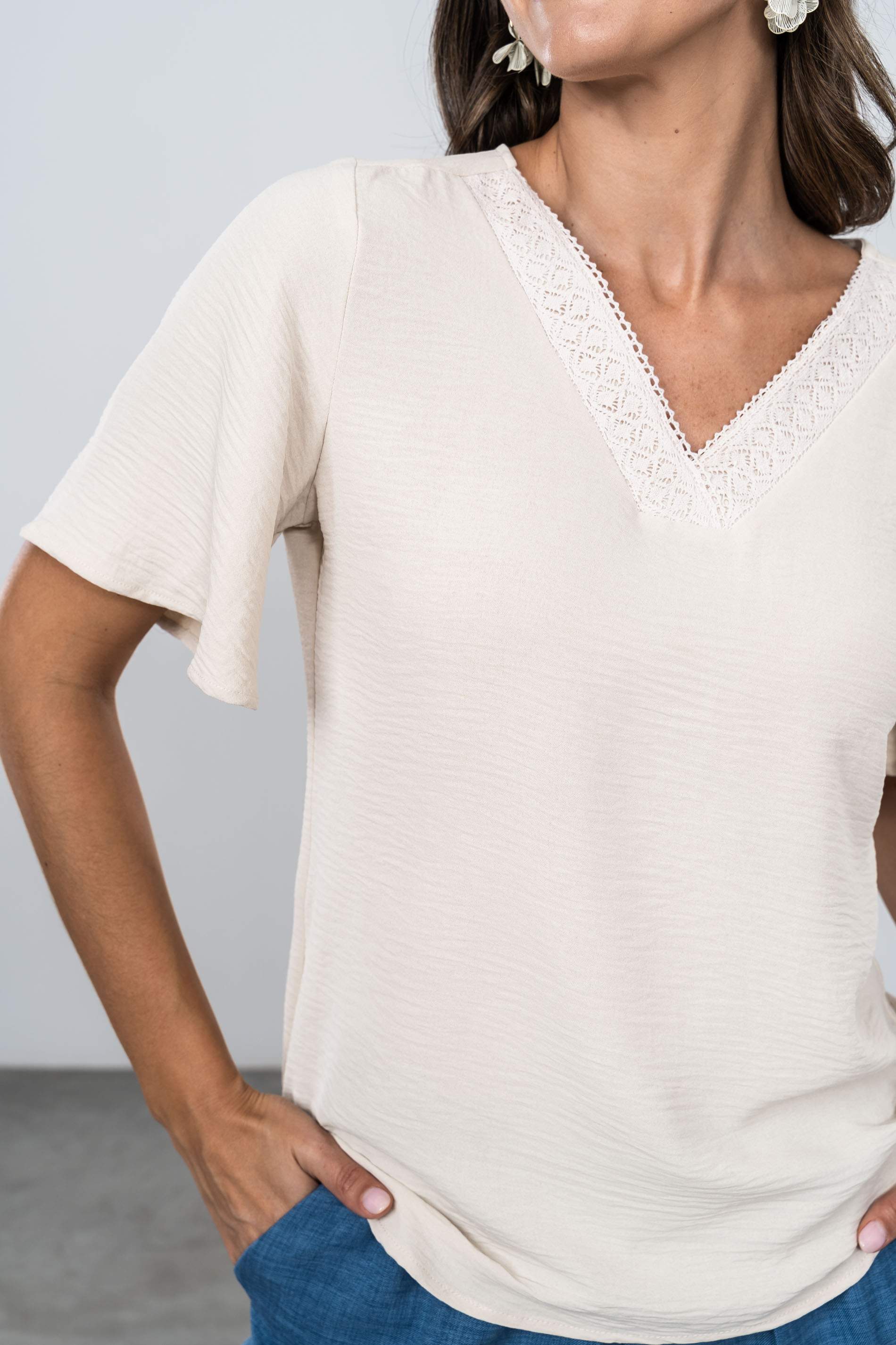 BLUSA CUELLO PICO PUNTILLAS BEIGE