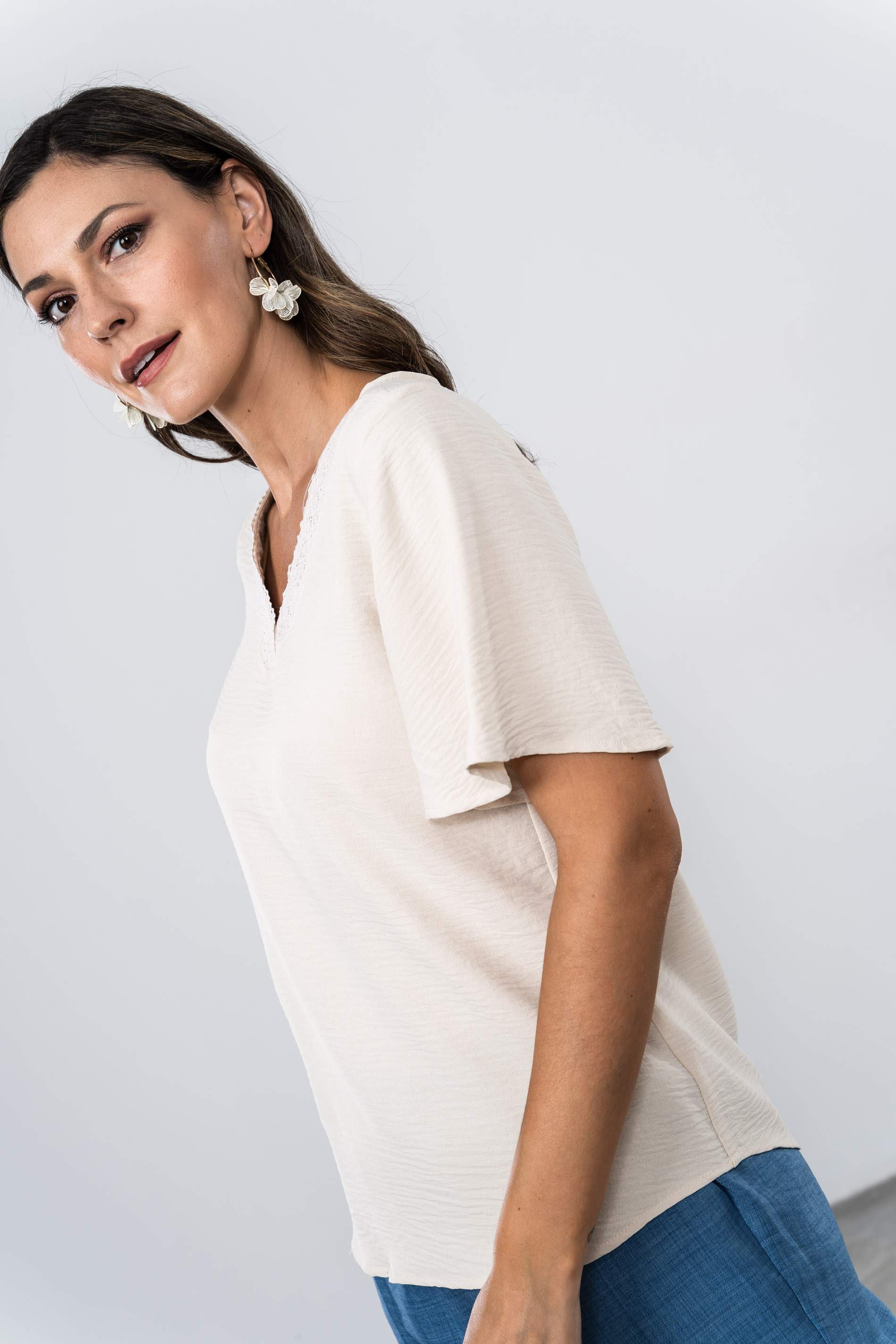 BLUSA CUELLO PICO PUNTILLAS BEIGE