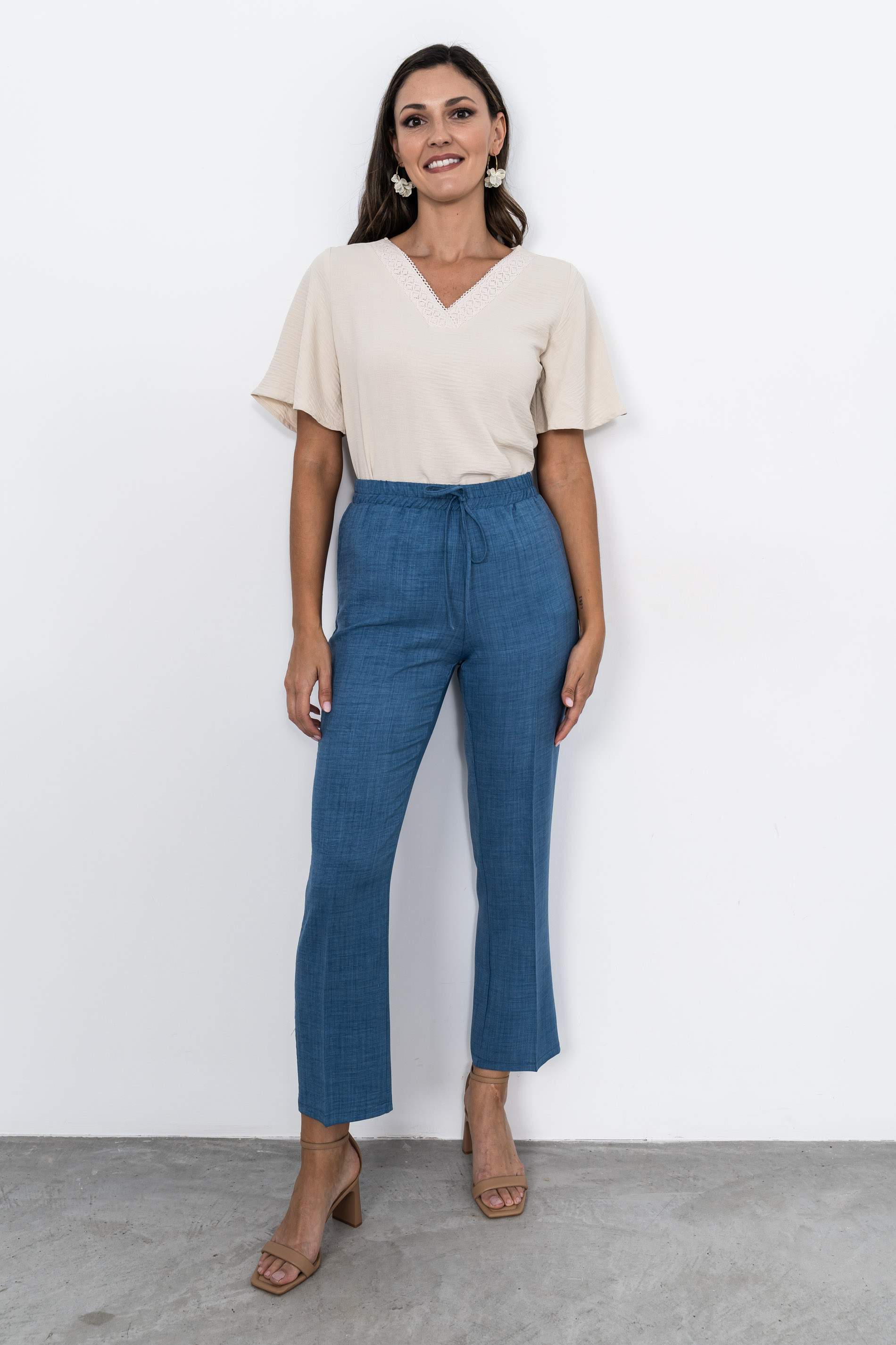 BLUSA CUELLO PICO PUNTILLAS BEIGE