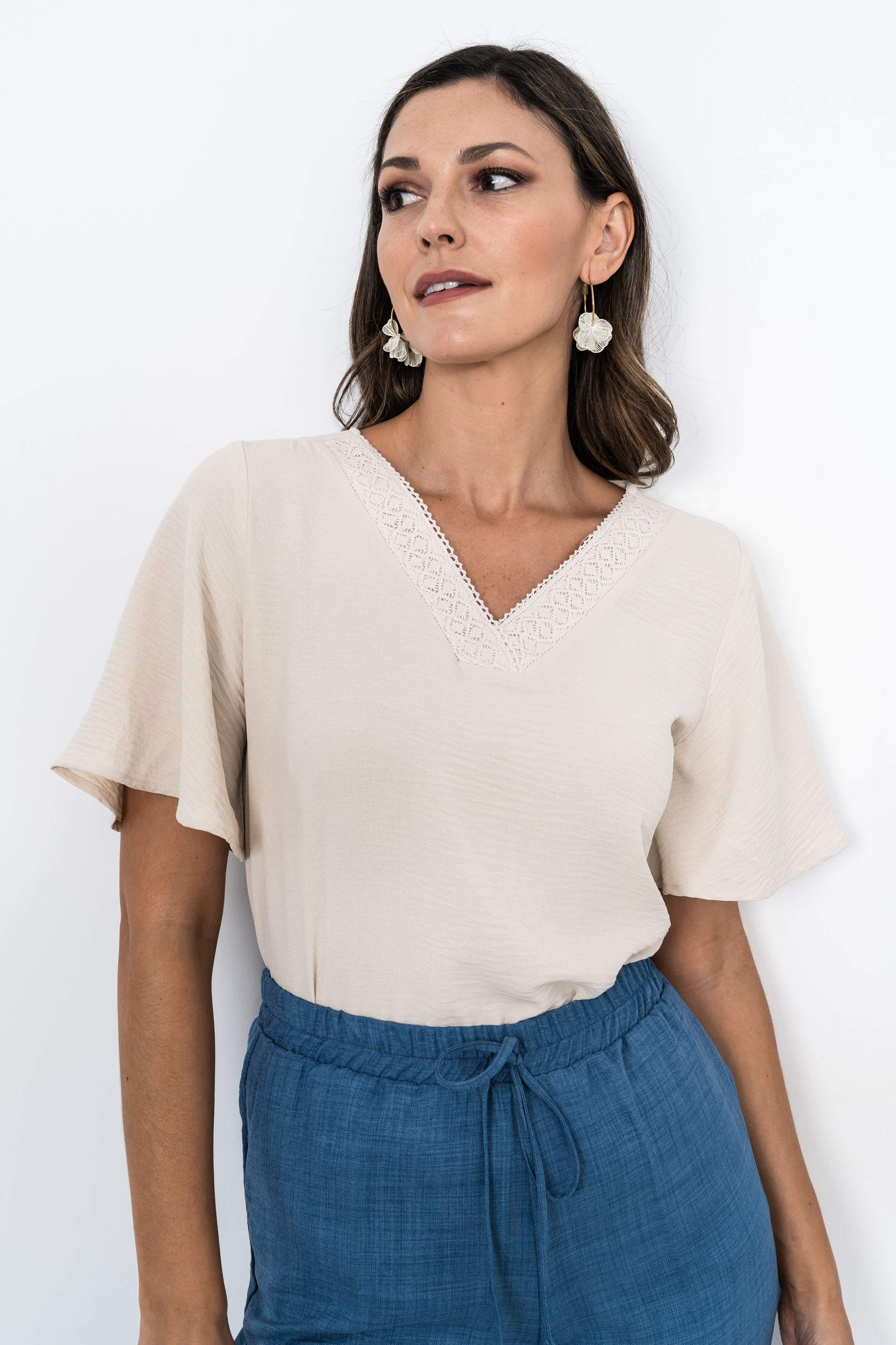 BLUSA CUELLO PICO PUNTILLAS BEIGE