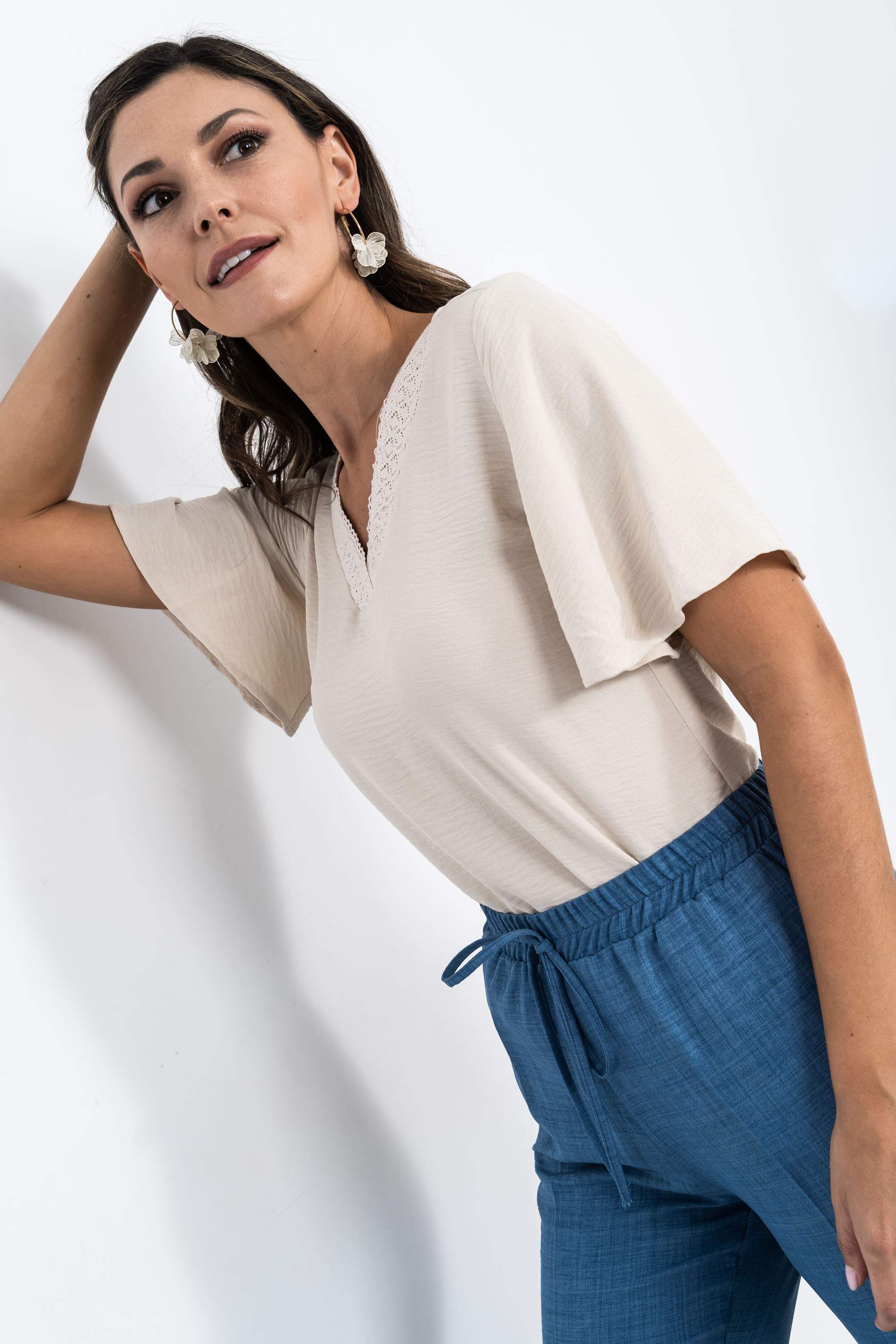 BLUSA CUELLO PICO PUNTILLAS BEIGE