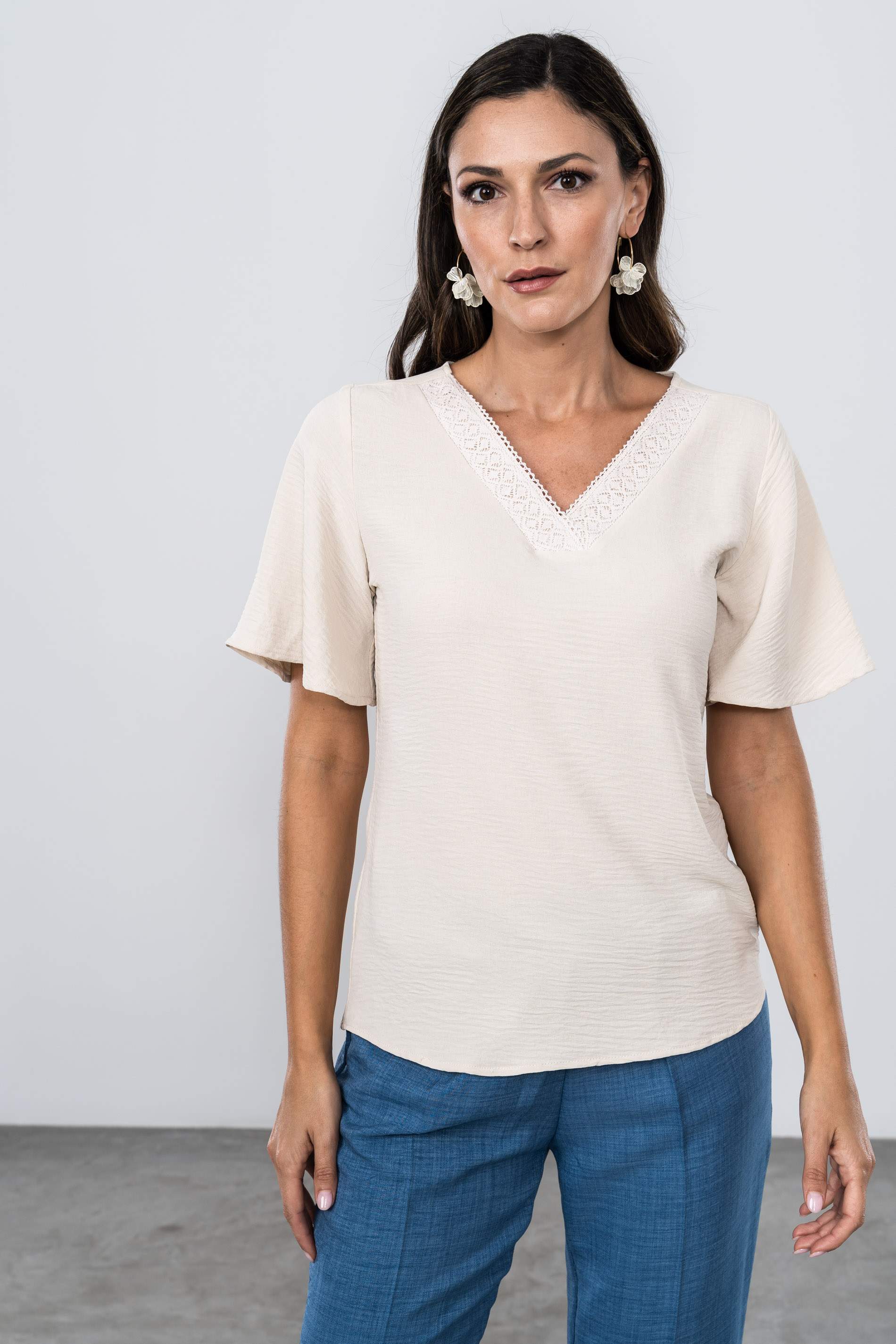 BLUSA CUELLO PICO PUNTILLAS BEIGE
