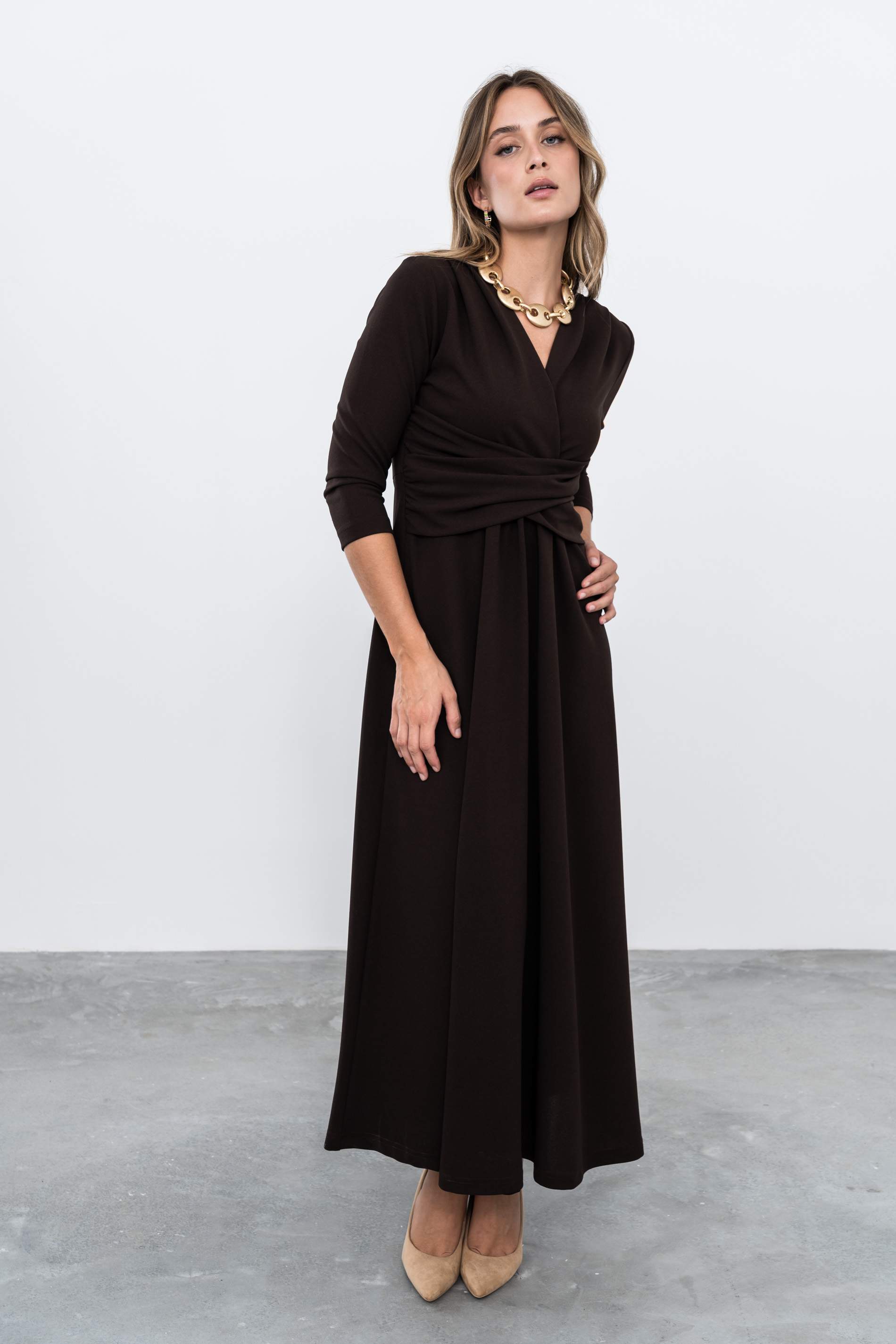 VESTIDO DETALLE CRUZADO MARRÓN