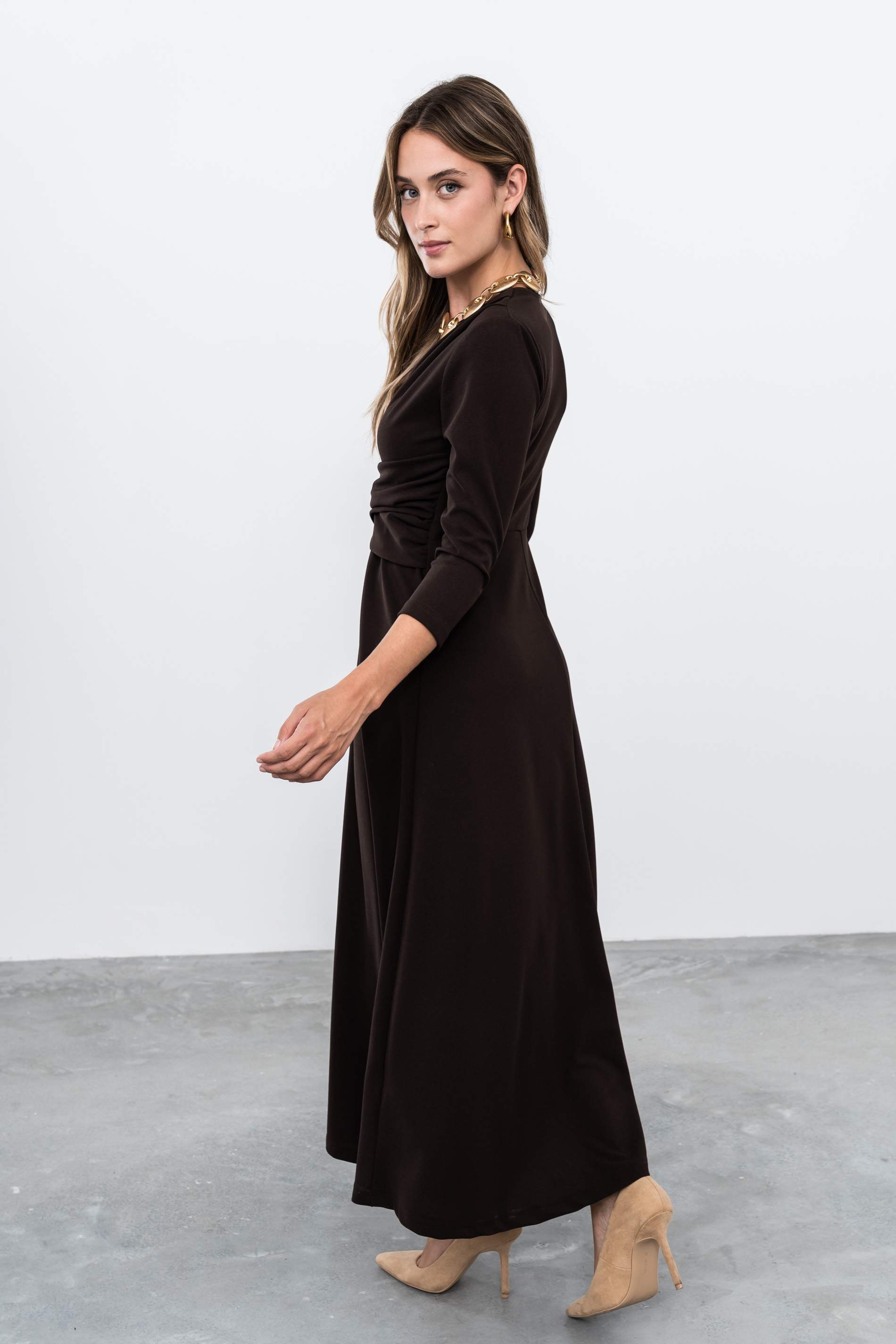 VESTIDO DETALLE CRUZADO MARRÓN