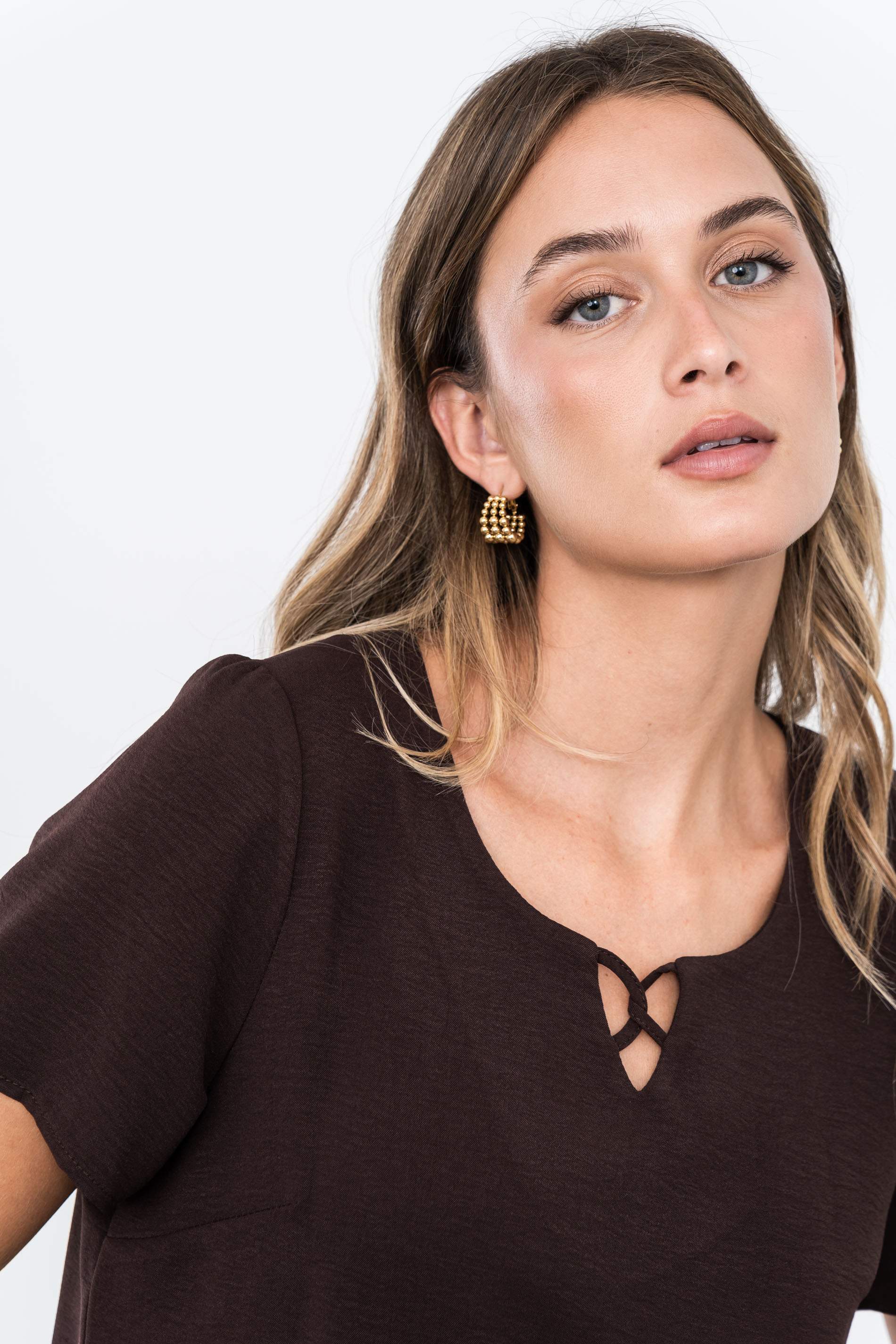 BLUSA DETALLE CRUZADO MARRÓN