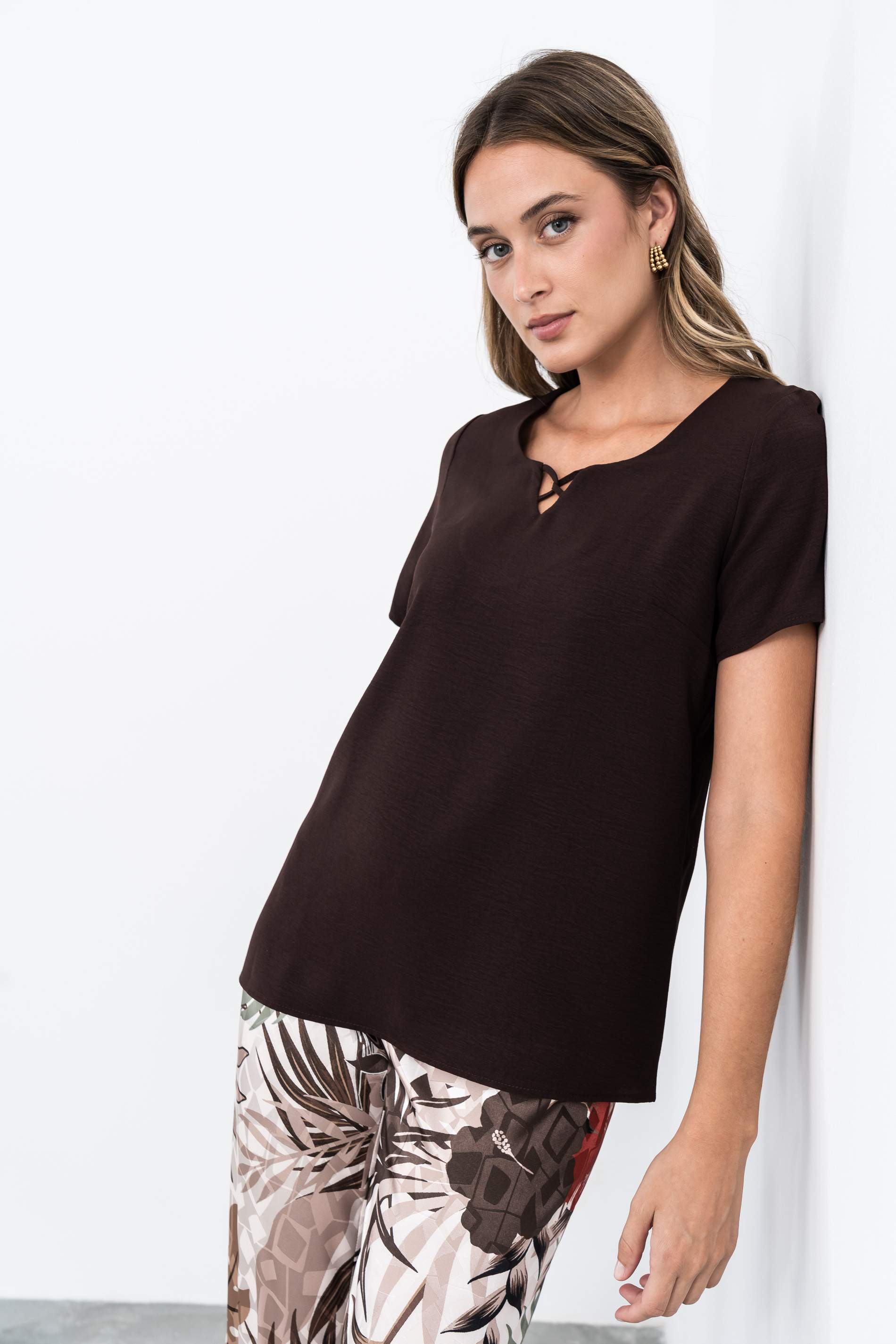 BLUSA DETALLE CRUZADO MARRÓN